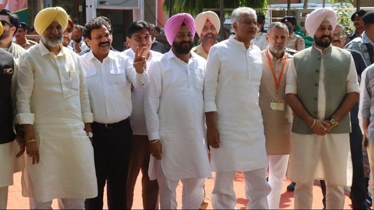 Punjab: कांग्रेस को और बड़ा झटका, सुनील जाखड़ के बाद ये चार नेता भी भाजपा में हो सकते हैं शामिल, वीडियो में दिखे साथ