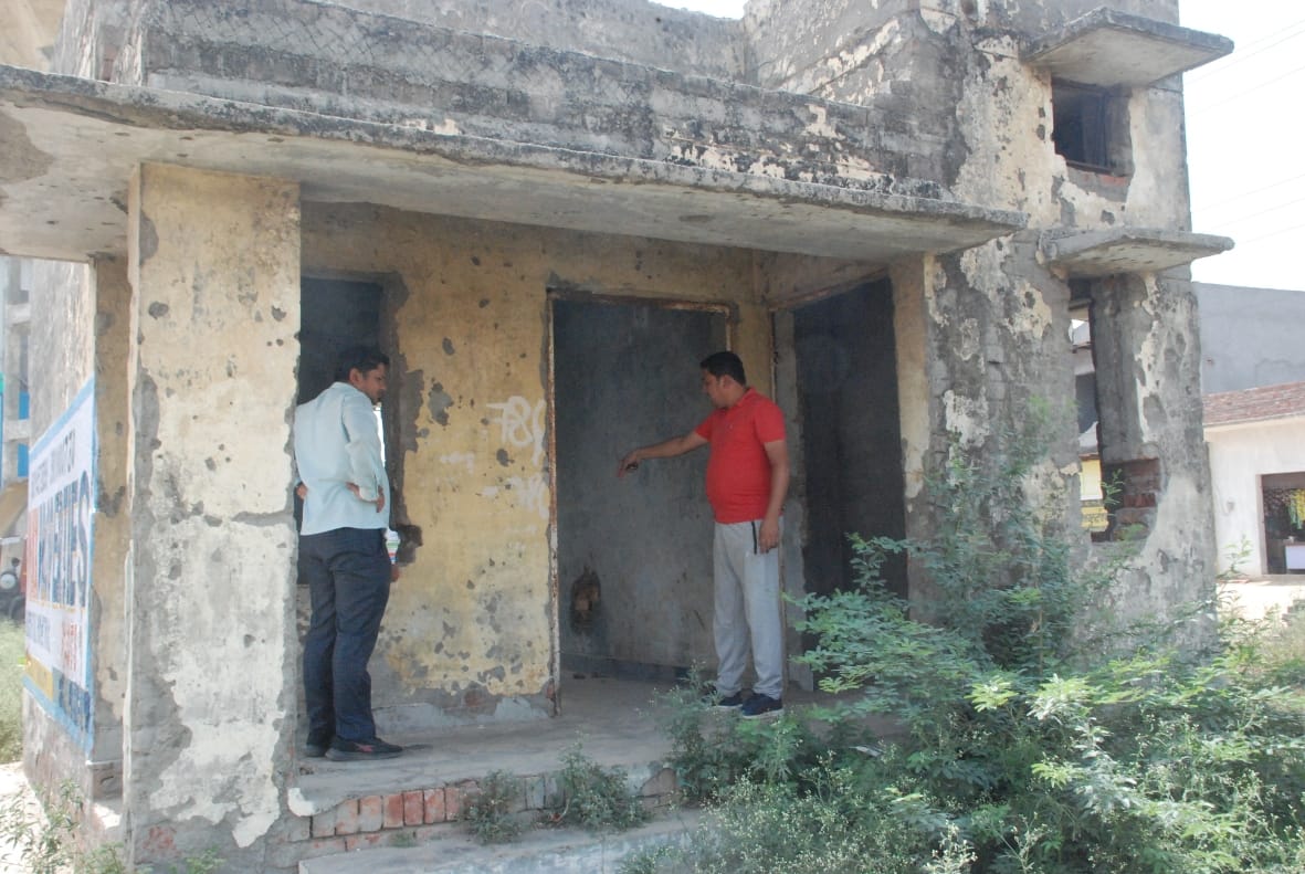बागपत के यूपीएसआईडीसी में जर्जर हालत में ट्यूवैल दिखाते हुए