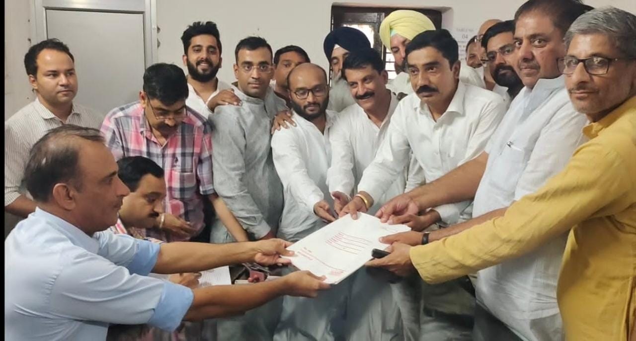 डबवाली में रिटर्निंग अधिकारी के समक्ष नामांकन दाखिल करवाते उम्मीदवार। डबवाली में रिटर्निंग अधिकारी के समक्ष नामांकन दाखिल करवाते उम्मीदवार।