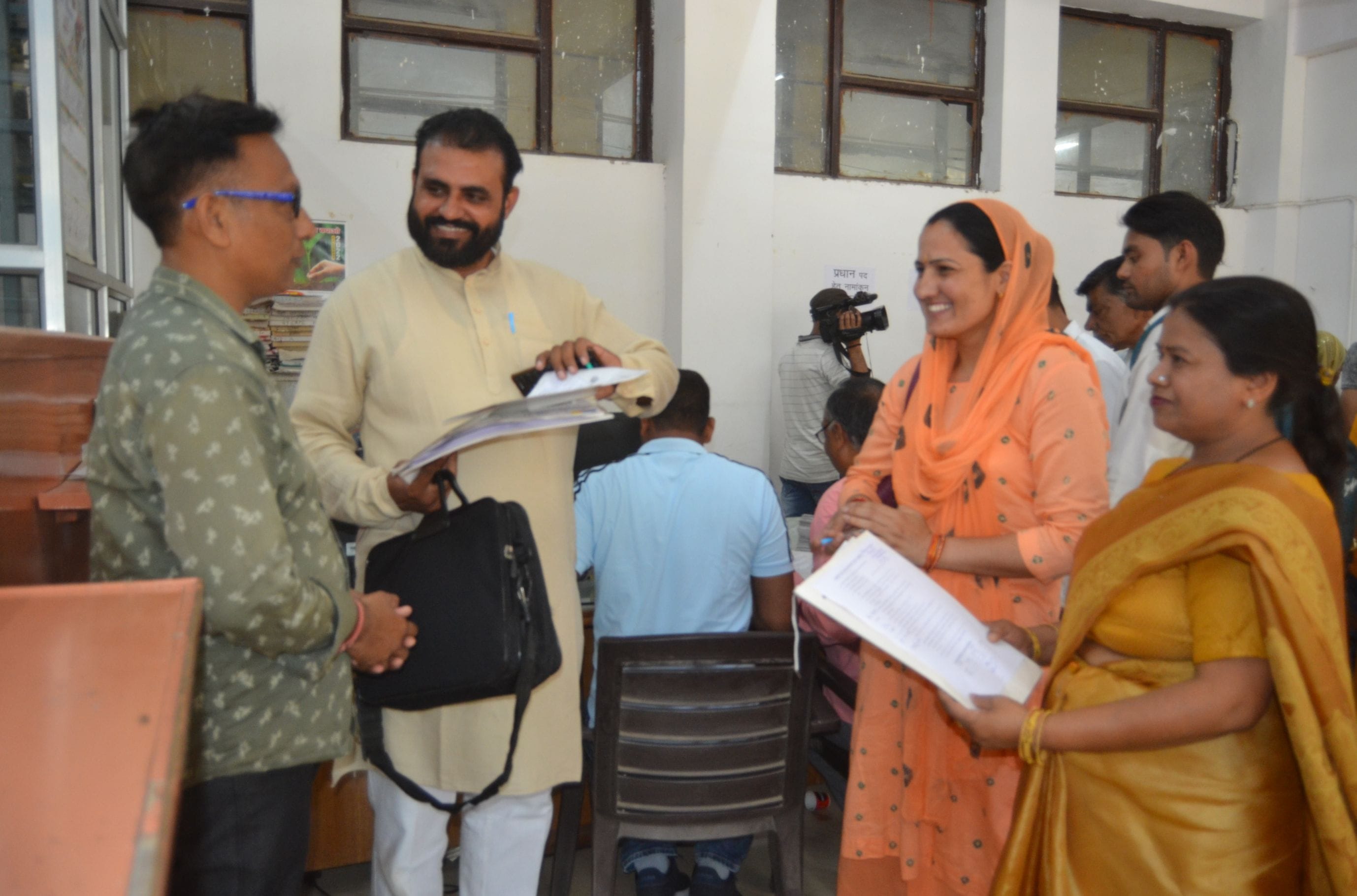   गत योजना में पार्षद रहे कुलदीप गांधी और महेश गुप्ता अपनी पत्नी का नामांकन फार्म जमा करवाते समय इ?