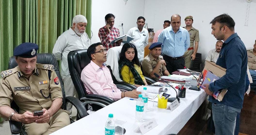 लेखपाल को रजिस्टर अधूरे होने पर हिदायत देते मंडलायुक्त लेखपाल को रजिस्टर अधूरे होने पर हिदायत देते मंडलायुक्त