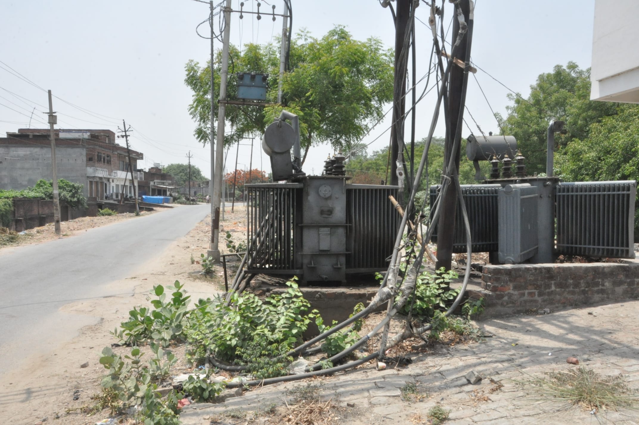 नगर के बंधा रोड पर दुर्घटना को आमंत्रण देता खुले में रखा ट्रांसफार्मर।संवाद नगर के बंधा रोड पर दुर्घटना को आमंत्रण देता खुले में रखा ट्रांसफार्मर।संवाद