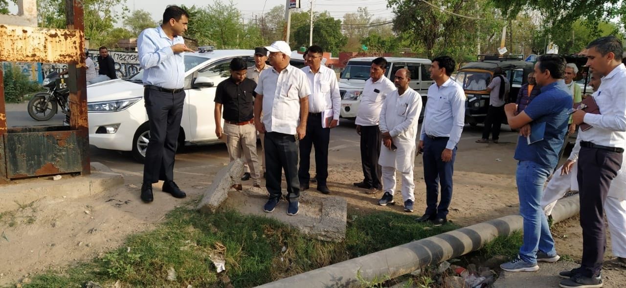 निरीक्षण के दौरान अधिकारियों को निर्देश देते जिला उपायुक्त श्यामलाल पूनिया। निरीक्षण के दौरान अधिकारियों को निर्देश देते जिला उपायुक्त श्यामलाल पूनिया।