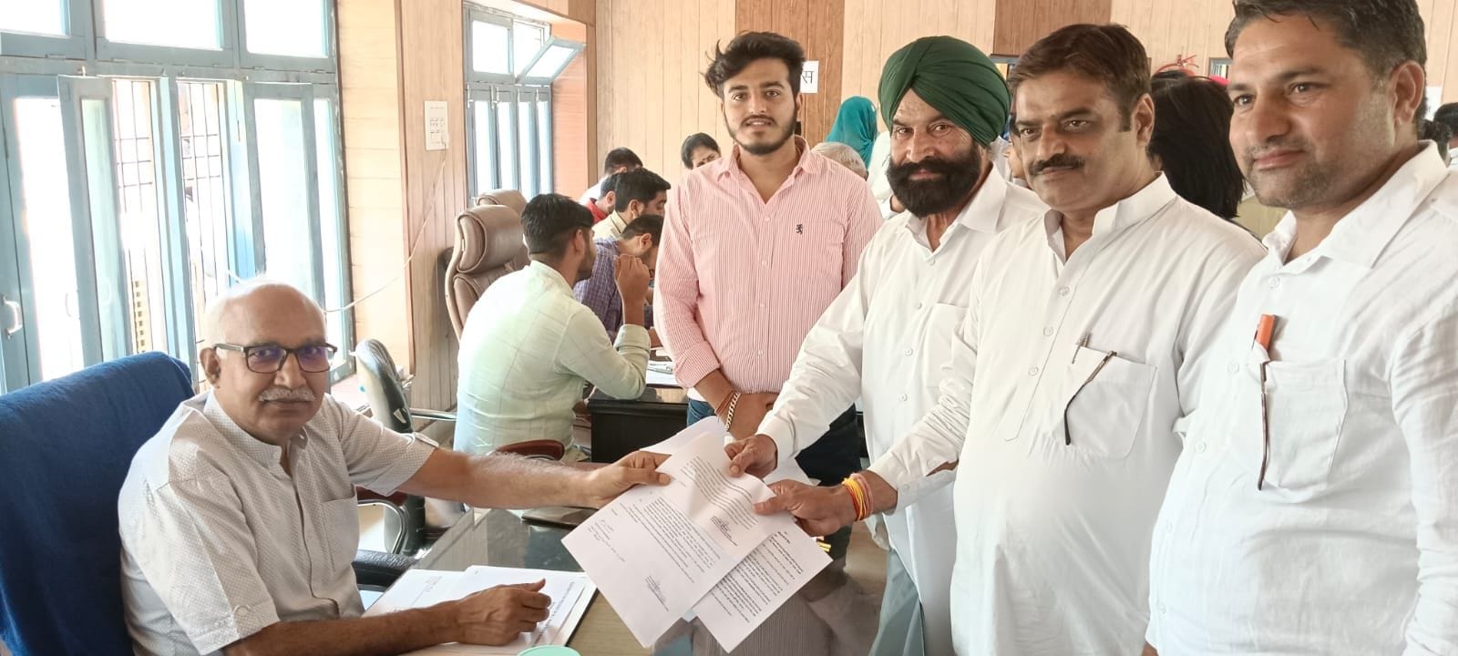 रानियां में नगरपालिका चुनाव के लिए नामांकन दाखिल करवाने पहुंचे उम्मीदवार। रानियां में नगरपालिका चुनाव के लिए नामांकन दाखिल करवाने पहुंचे उम्मीदवार।
