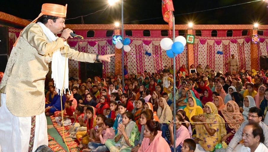 सुलतानपुर में भजन संध्या में प्रस्तुति देते डीके राजा सुलतानपुर में भजन संध्या में प्रस्तुति देते डीके राजा