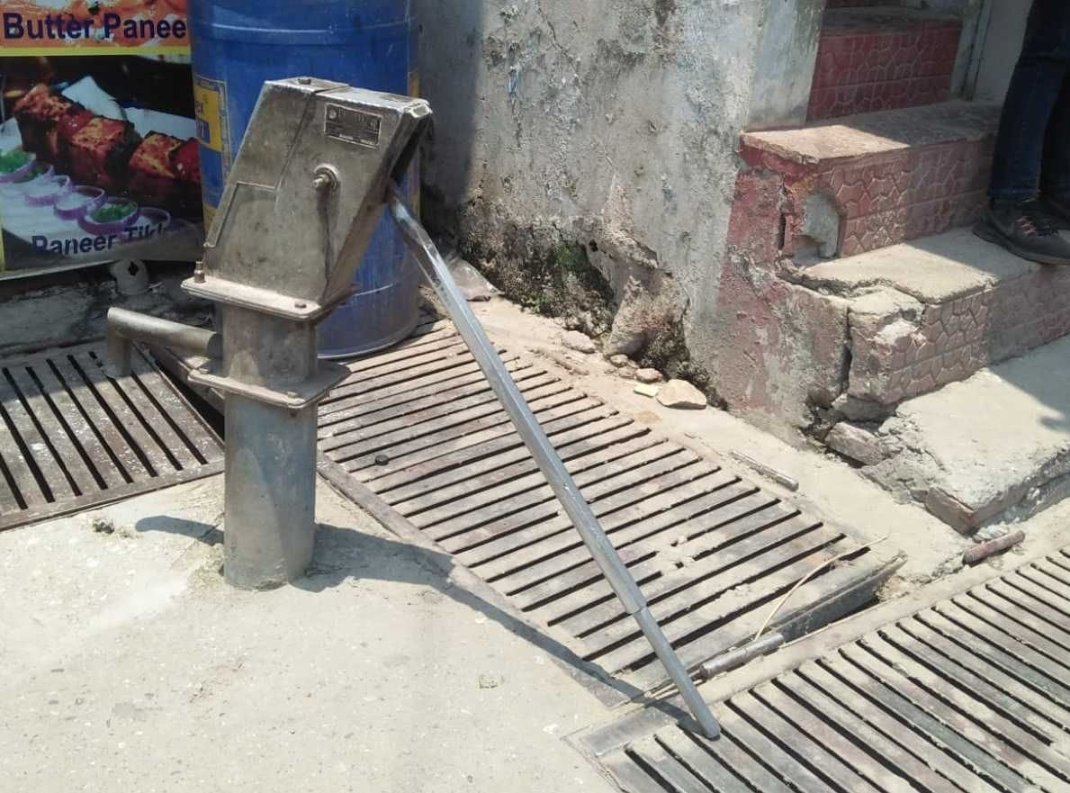 बागेश्वर के तहसील रोड में खराब पड़ा हैंडपंप। संवाद न्यूज एजेंसी
