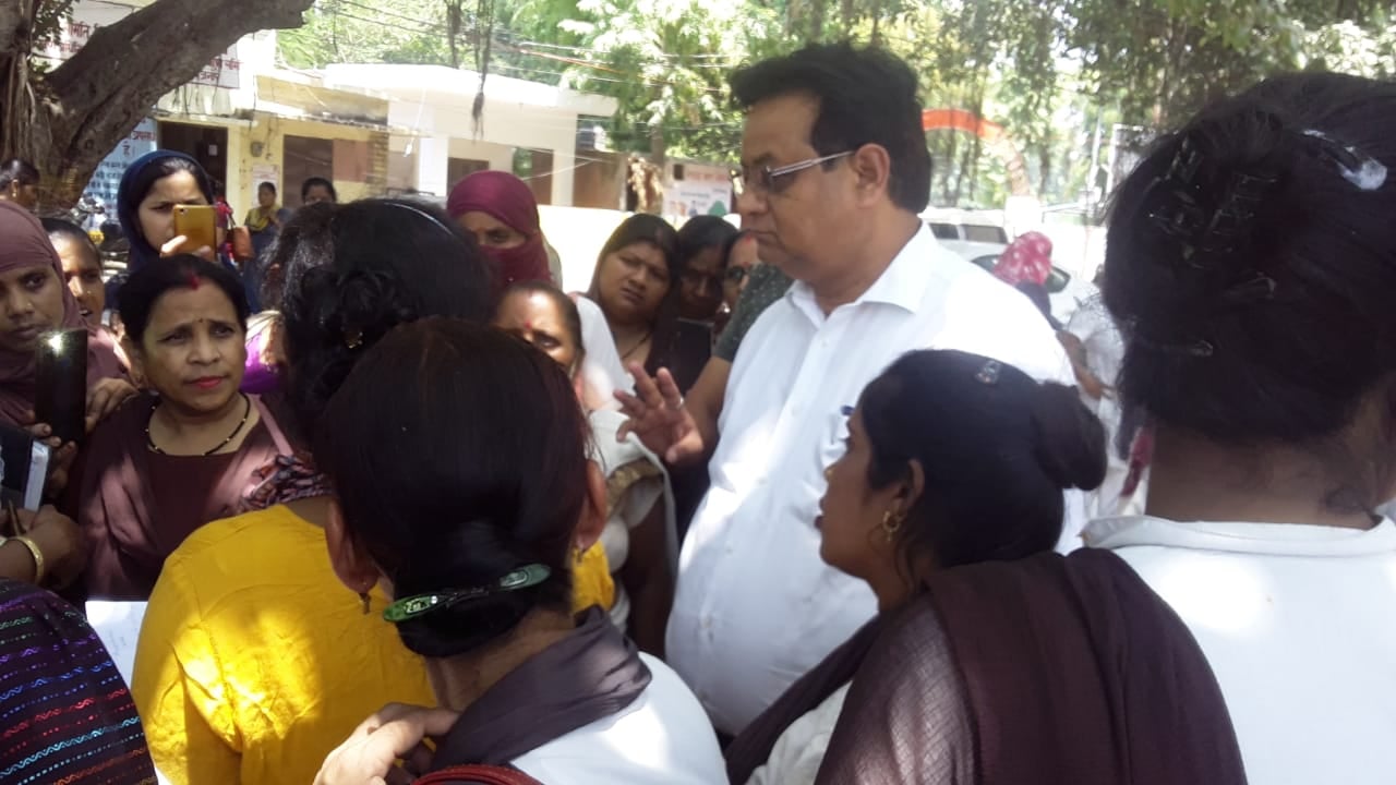बिजनौर कलक्ट्रेट में एसीएमओ डॉ. पीआर नायर का घेराव करती आशा कार्यकत्री। बिजनौर कलक्ट्रेट में एसीएमओ डॉ. पीआर नायर का घेराव करती आशा कार्यकत्री।