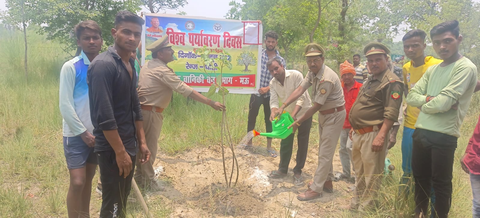 घोसी में पदमी डाढ़ में पौधरोपण करते वनाधिकारी प्रभुनाथ पाण्डेय।संवाद घोसी में पदमी डाढ़ में पौधरोपण करते वनाधिकारी प्रभुनाथ पाण्डेय।संवाद