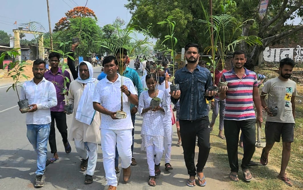 घोसी में विश्व पर्यावरण दिवस पर लोगों को पेड़ देकर जागरूक करते डॉ रामबिलास भारती।संवाद घोसी में विश्व पर्यावरण दिवस पर लोगों को पेड़ देकर जागरूक करते डॉ रामबिलास भारती।संवाद