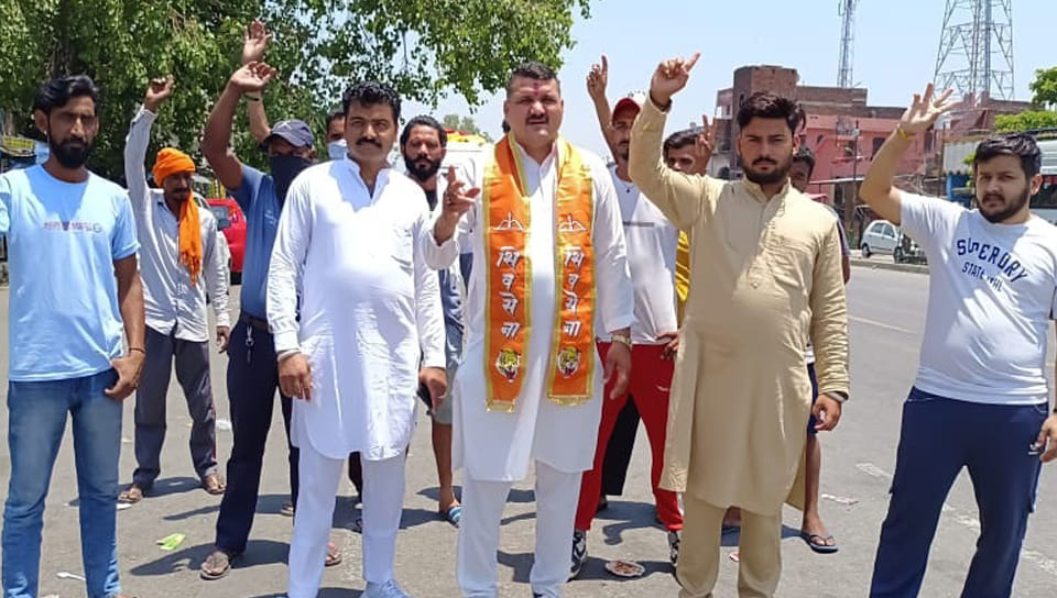 कश्मीर संभाग में आतंकियों द्वारा शिक्षिका और बैंक प्रबंधक की हत्या पर लखनपुर में रोष जताते शिव स? कश्मीर संभाग में आतंकियों द्वारा शिक्षिका और बैंक प्रबंधक की हत्या पर लखनपुर में रोष जताते शिव स?