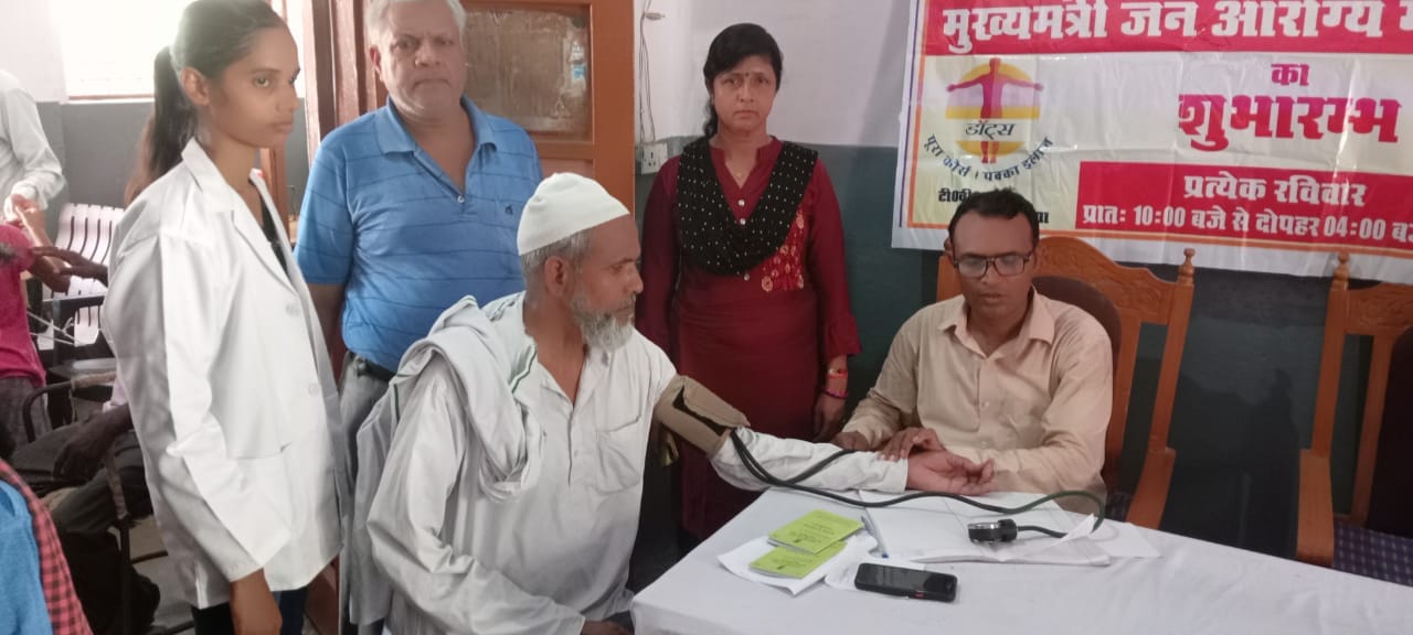 मधुबन प्राथमिक स्वास्थ्य केन्द्र पर जांच करते चिकित्सक डॉ शिवानंद राम।संवाद