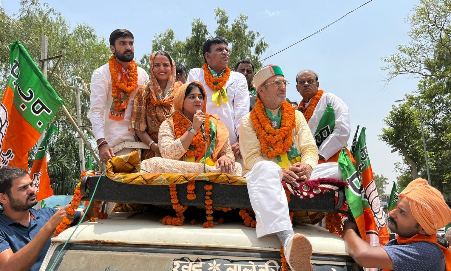 नप चेयरपर्सन का नामांकन भरने के लिए जुलुस के रूप में जातीं भाजपा-जजपा गठबंधन की साझा प्रत्याशी प् नप चेयरपर्सन का नामांकन भरने के लिए जुलुस के रूप में जातीं भाजपा-जजपा गठबंधन की साझा प्रत्याशी प्