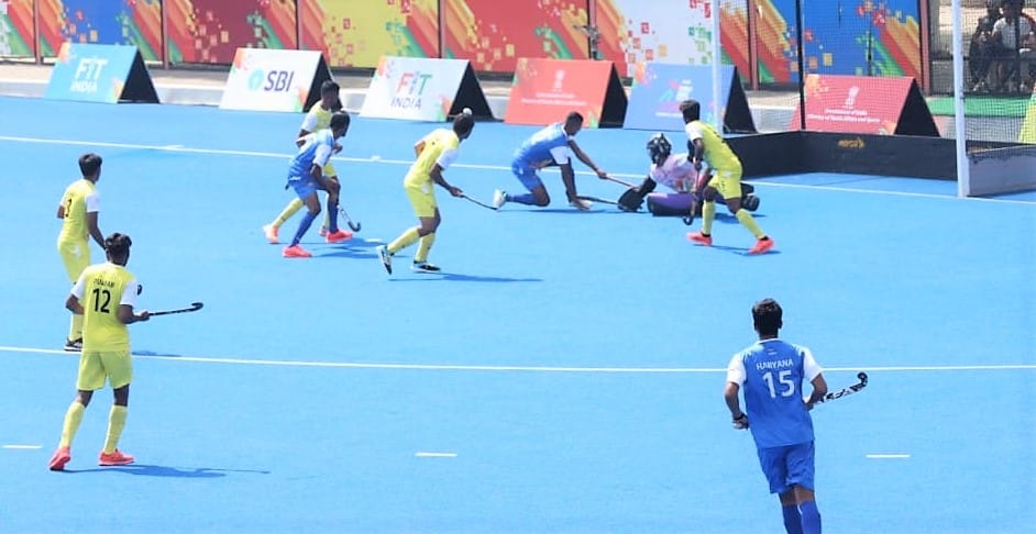  पुरुष हॉकी मैच में अपनी प्रतिभा दिखाते खिलाड़ी।   संवाद