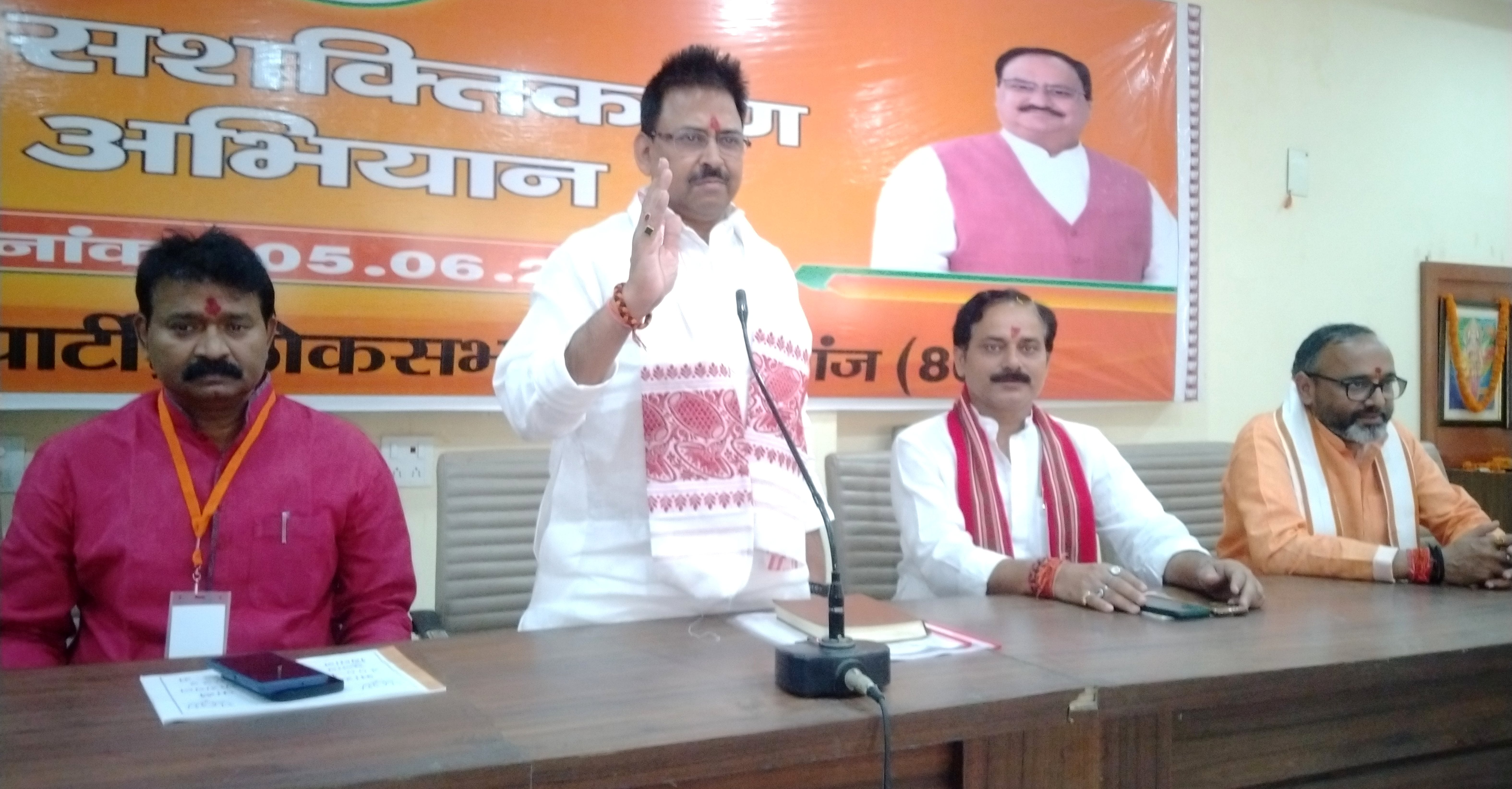 राबर्ट्सगंज पुसौली स्थित भाजपा जिला कार्यालय में बूथ सशक्तिकरण लोक सभा क्षेत्र कार्यशाला को सं?