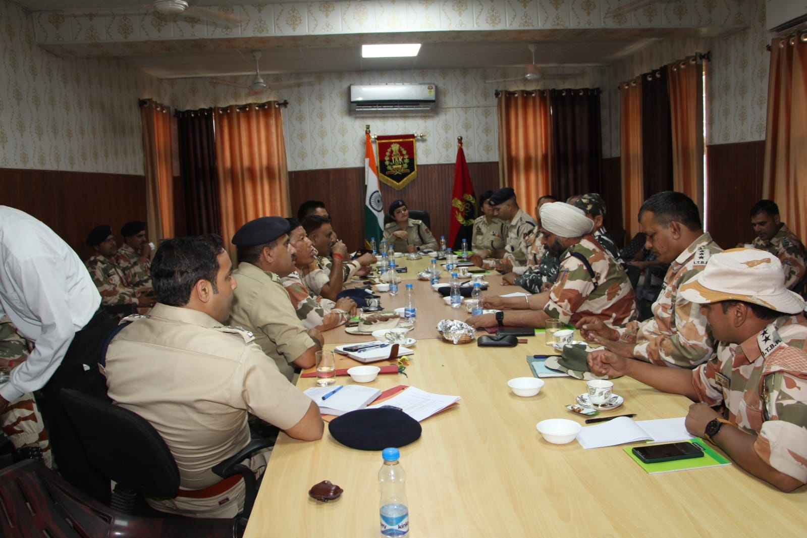 रामबन। अमरनाथ यात्रा को लेकर आयोजित हाई लेवल मीटिंग में भाग लेते पुलिस अधिकारी रामबन। अमरनाथ यात्रा को लेकर आयोजित हाई लेवल मीटिंग में भाग लेते पुलिस अधिकारी