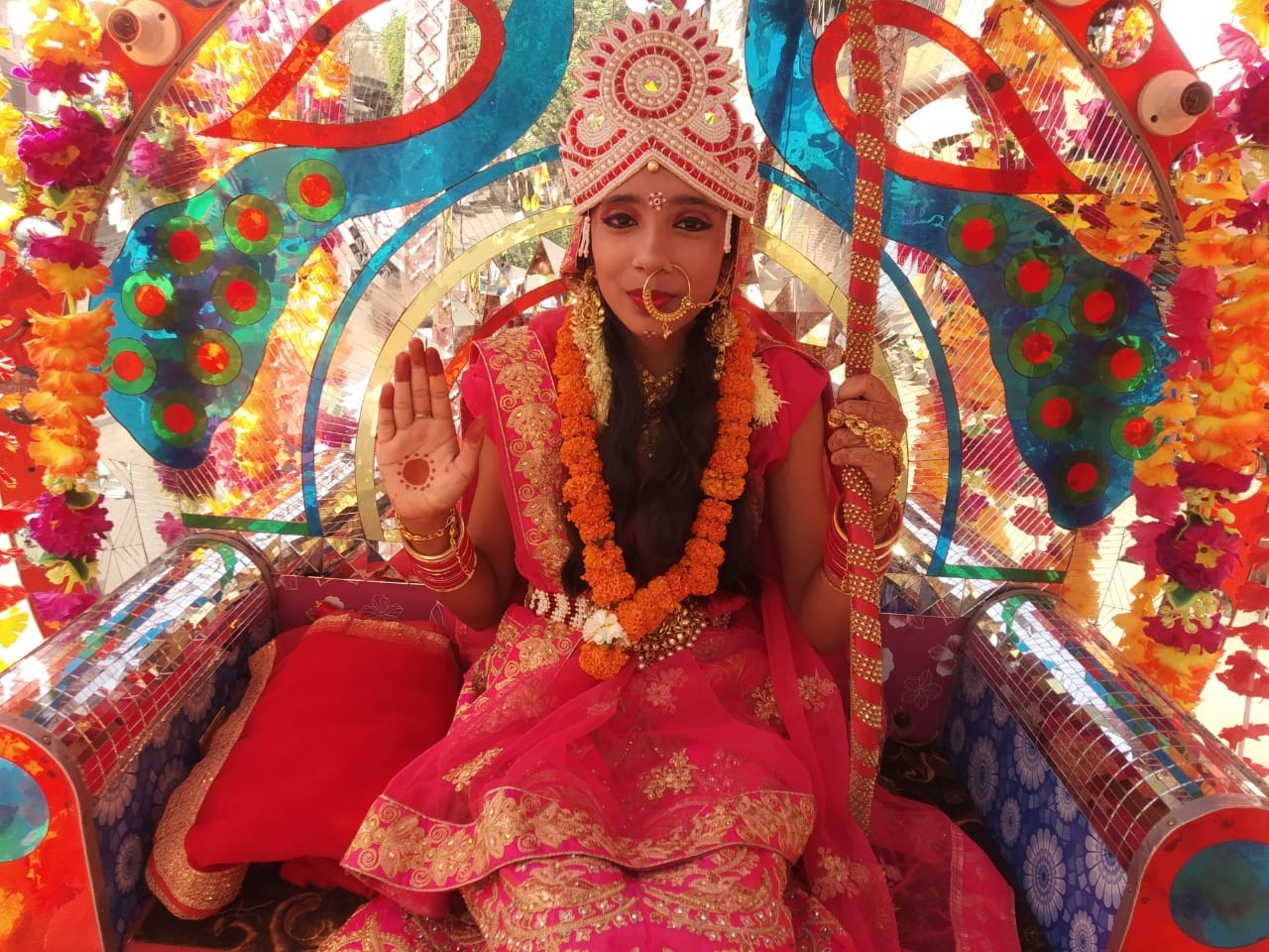 रथ पर विराजमान माता स्वरूप कन्या लक्षिता सैनी रथ पर विराजमान माता स्वरूप कन्या लक्षिता सैनी