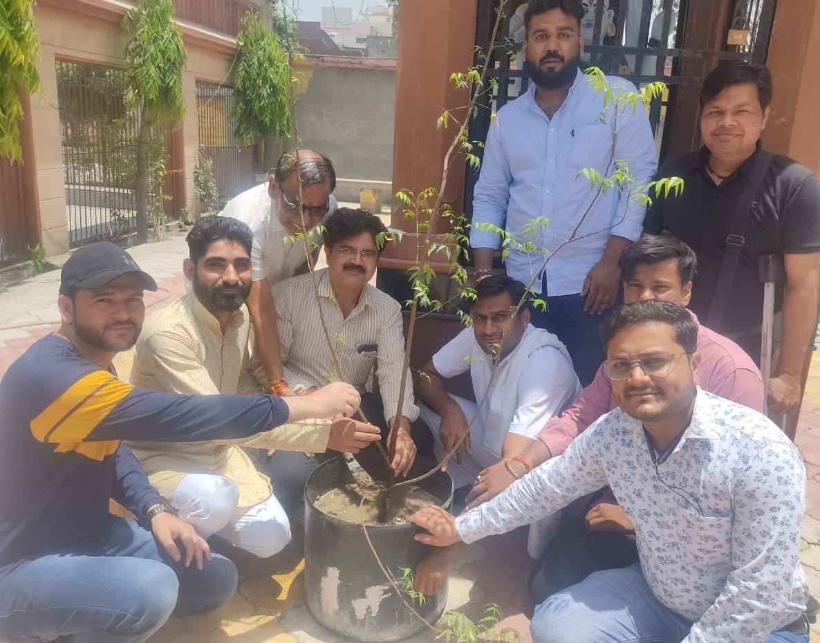 शामली में स्वर्ग आश्रम में वृक्षारोपण करते संस्था के लोग। शामली में स्वर्ग आश्रम में वृक्षारोपण करते संस्था के लोग।