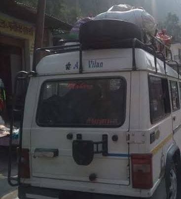 अल्मोड़ा के लोधिया में चलता ओवरलोड वाहन। अल्मोड़ा के लोधिया में चलता ओवरलोड वाहन।