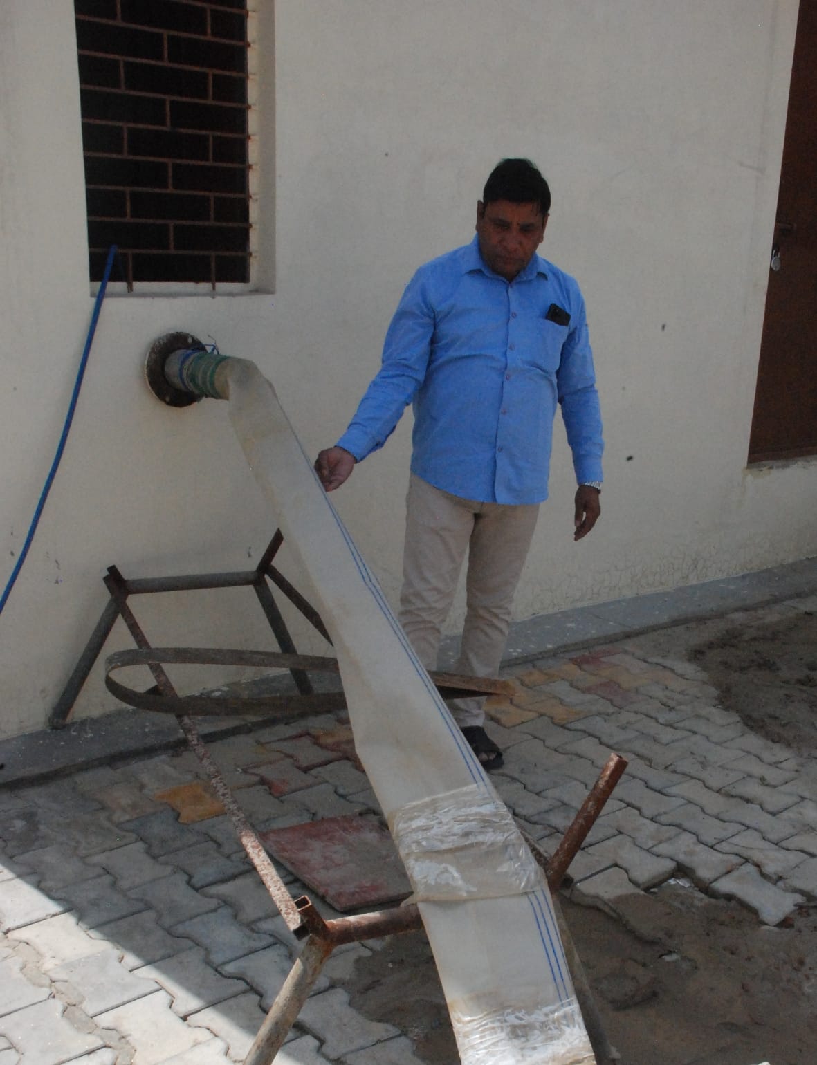 बागपत की गली नम्बर दो स्थित ट्यूबवैल की सफाई करवाते पालिका कर्मी महेश शर्मा