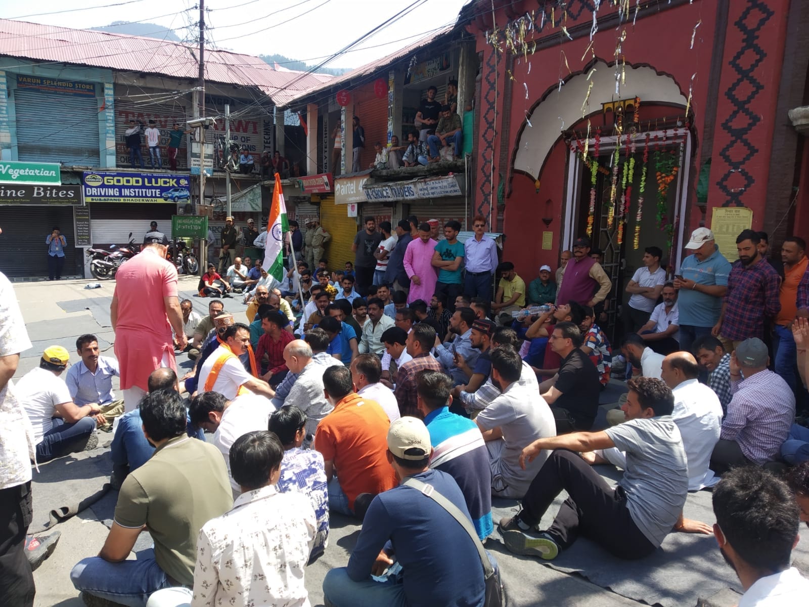 भद्रवाह में धरने पर बैठे गुस्साए लोग। भद्रवाह में धरने पर बैठे गुस्साए लोग।