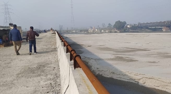 बालावाली में गंगा नदी पर निर्माणाधीन पुल। बालावाली में गंगा नदी पर निर्माणाधीन पुल।