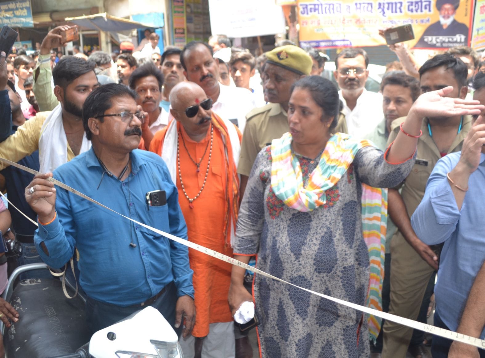 चौक पर पैमाइश करातीं सिटी मजिस्ट्रेट दीपाली भार्गव। संवाद चौक पर पैमाइश करातीं सिटी मजिस्ट्रेट दीपाली भार्गव। संवाद