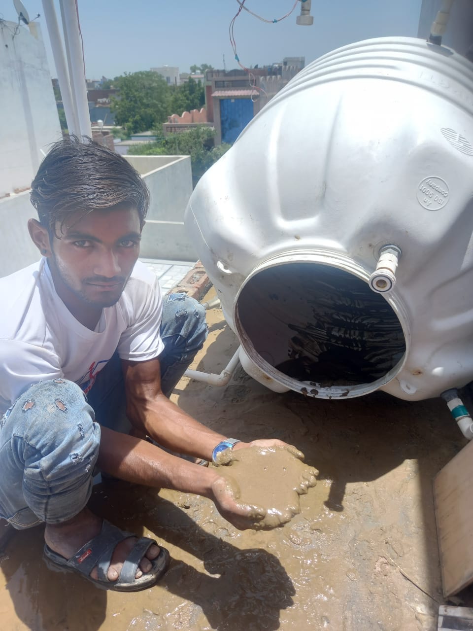 ोगो के घर की पानी की टंकी में निकल रही मिट्टी,खुद बन रहे सफाई कर्मी: बागपत में नगर पालिका की पानी टं?