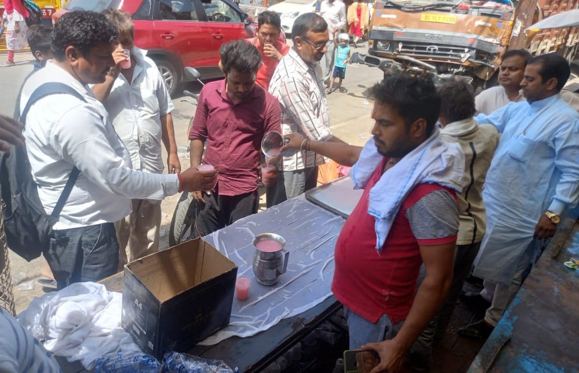 कुछ तो मिली गर्मी से राहत: बागपत में सोमवार को  लू चलने के दौरान  ठंडा मीठा पानी पीकर गर्मी से राहत ल