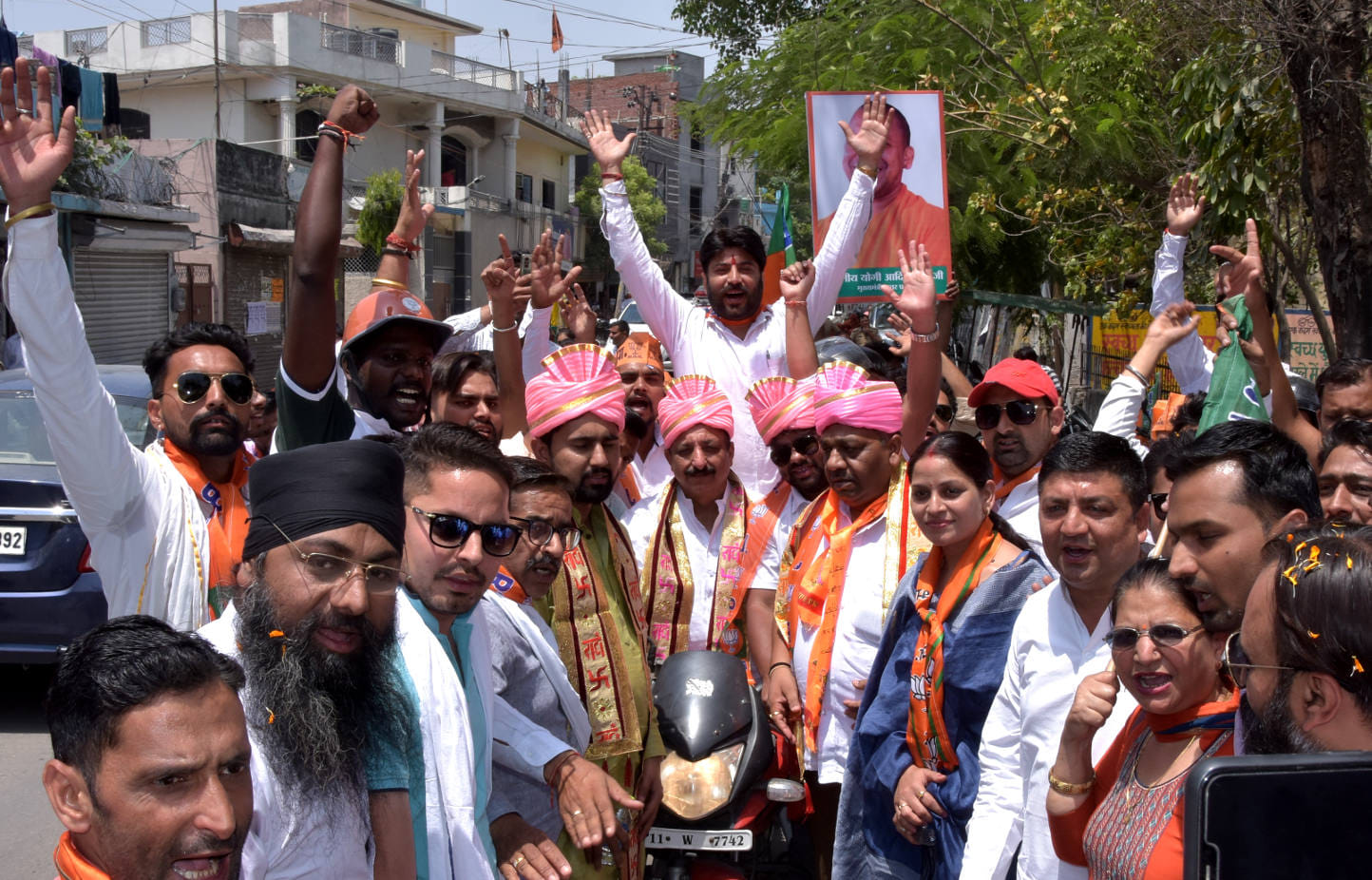 मुख्यमंत्री योगी आदित्यनाथ के जन्मदिन पर बाइक रैली में भाग लेते नगर विधायक महानगर अध्यक्ष व युव? मुख्यमंत्री योगी आदित्यनाथ के जन्मदिन पर बाइक रैली में भाग लेते नगर विधायक महानगर अध्यक्ष व युव?