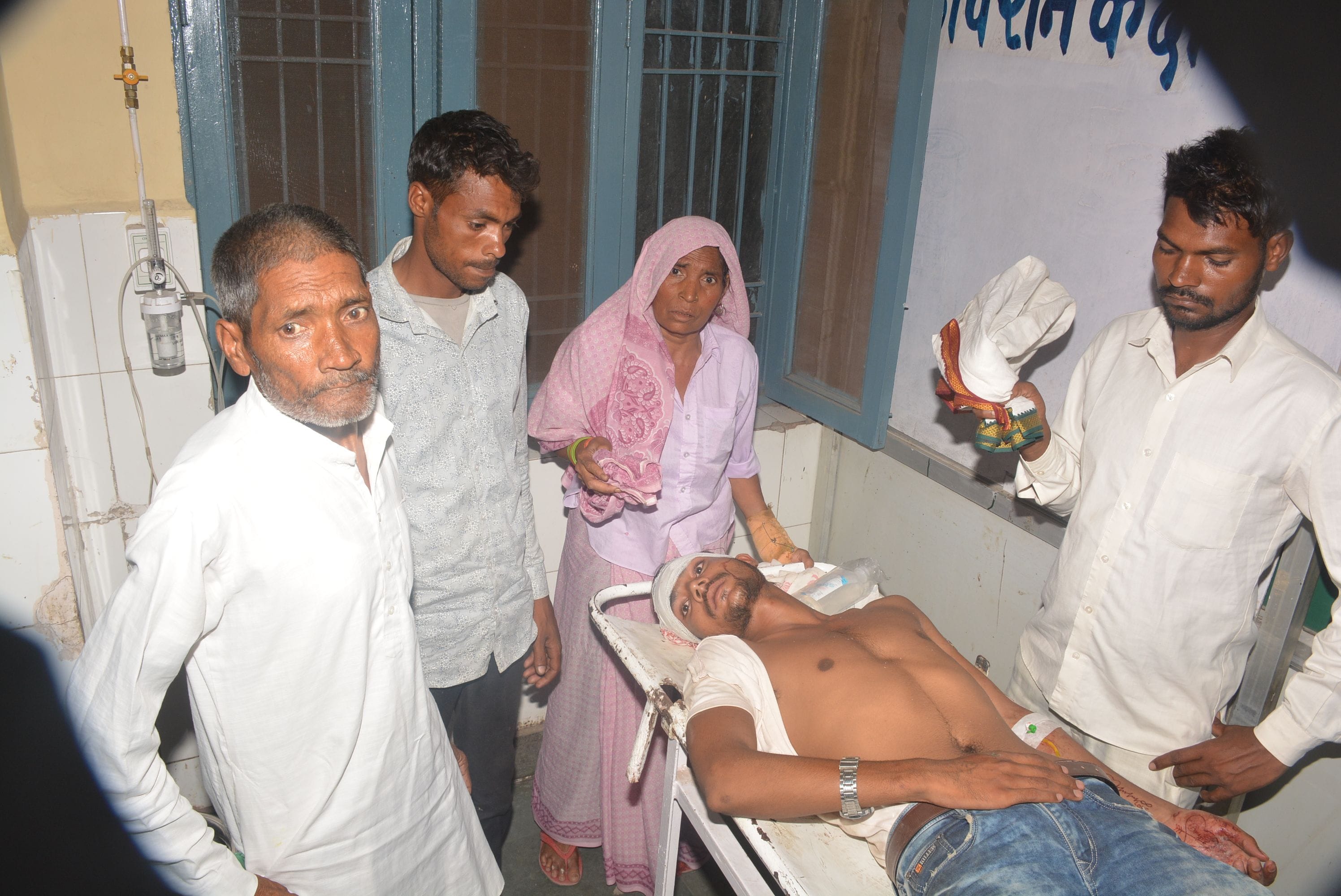  मलखान सिंह जिला अस्पताल में घायल अरूण कुमार के साथ परिजन । 