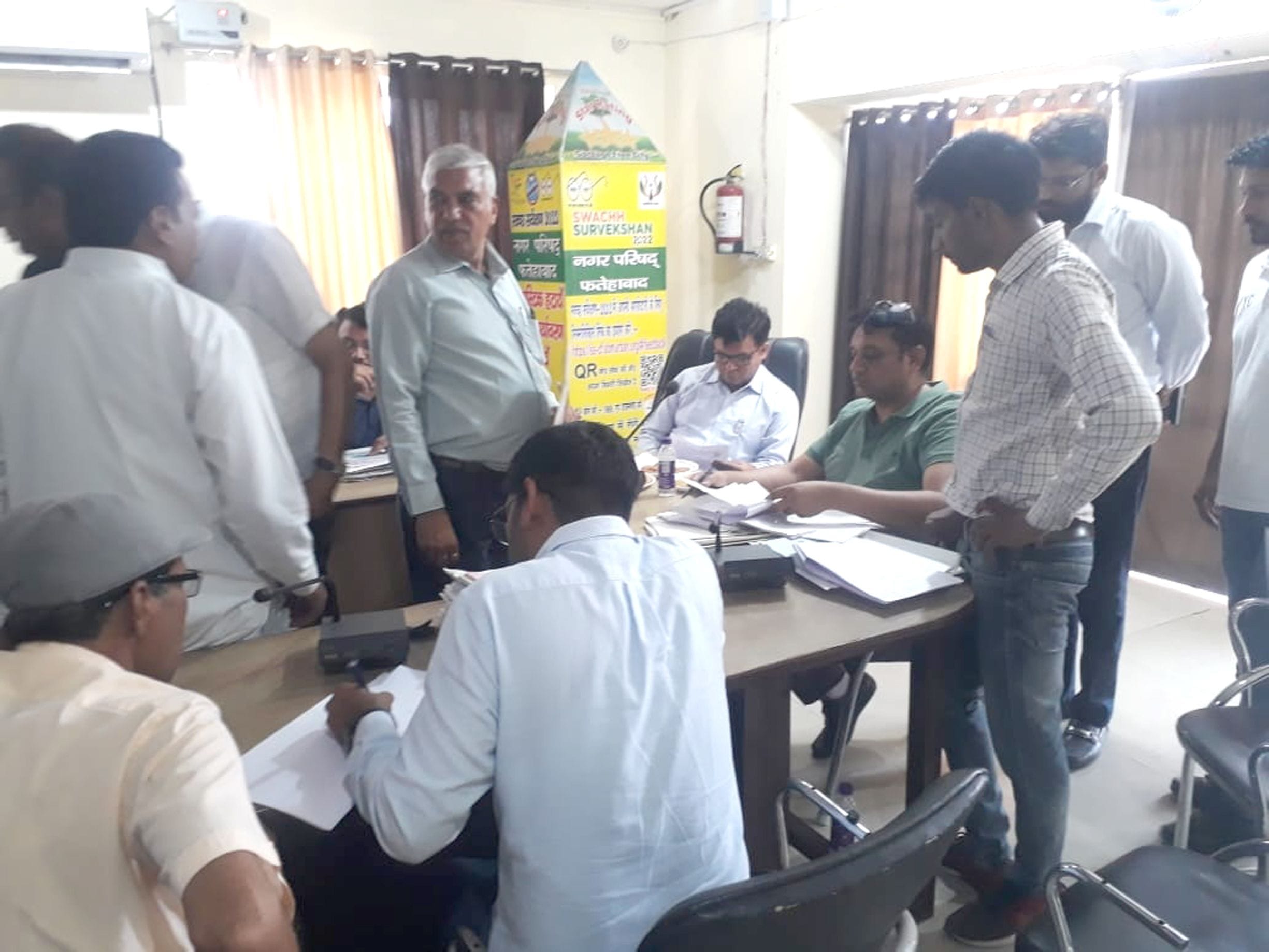 नगर परिषद के आम चुनाव के मद्देनजर नामांकन पत्रों की जांच कार्यवाही का निरीक्षण करते चुनाव पर्यव?
