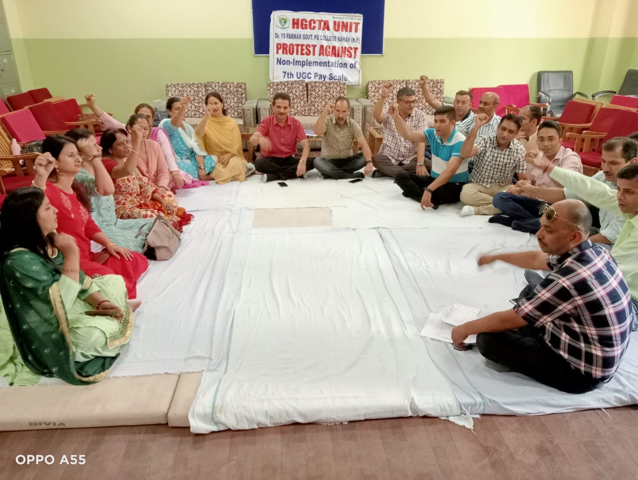 नाहन कॉलेज में मांगों को लेकर प्रदर्शन करते प्राध्यापक संघ के पदाधिकारी एवं सदस्य। संवाद नाहन कॉलेज में मांगों को लेकर प्रदर्शन करते प्राध्यापक संघ के पदाधिकारी एवं सदस्य। संवाद