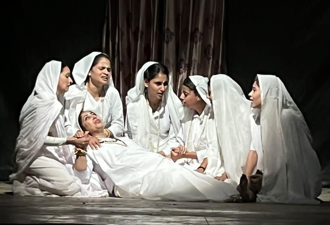 नाहन में सुगंधी नाटक के दौरान विधवा आश्रम की मुखिया के निधन पर विलाप करतीं महिला रंगकर्मी। संवाद नाहन में सुगंधी नाटक के दौरान विधवा आश्रम की मुखिया के निधन पर विलाप करतीं महिला रंगकर्मी। संवाद