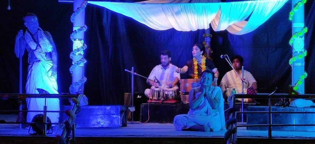 नाहन में सकल जनिहे नाथ नाटक का मंचन करते बैंगलुरू से आए रंगकर्मी। संवाद नाहन में सकल जनिहे नाथ नाटक का मंचन करते बैंगलुरू से आए रंगकर्मी। संवाद
