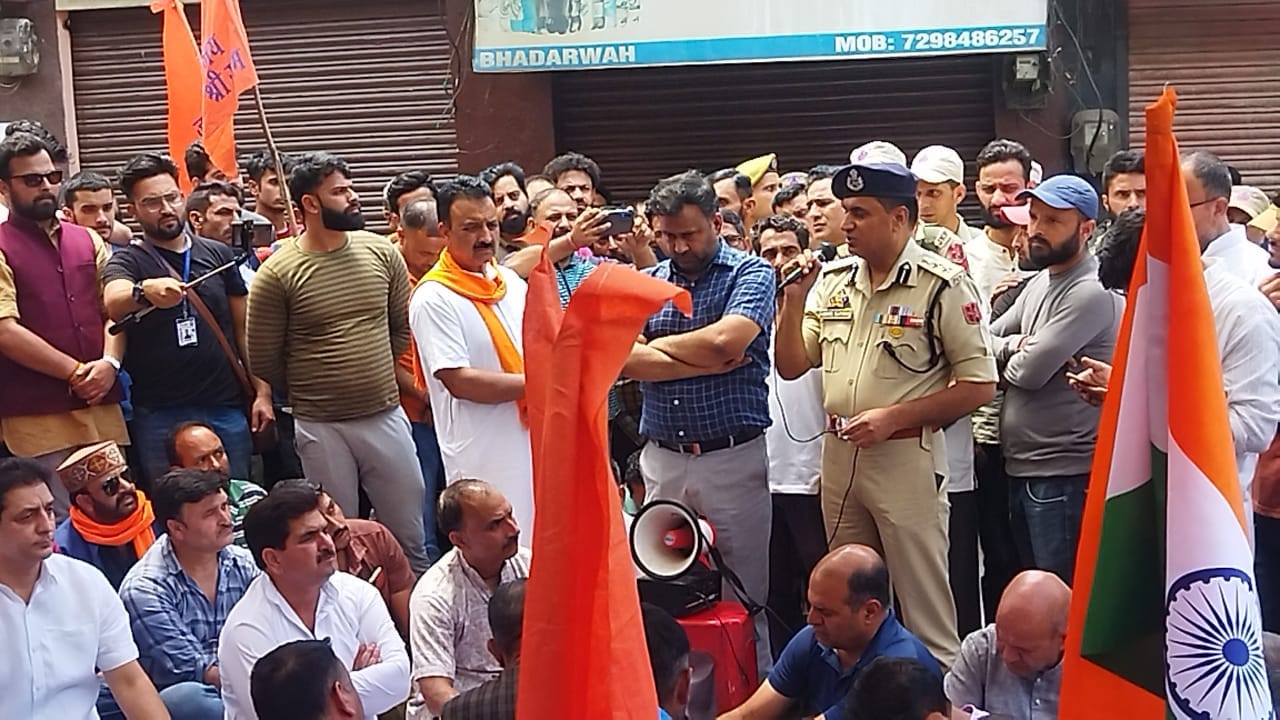 प्रदर्शन के दौरान लोगों को शान्त करने की कोशिश करते पुलिस अधिकारी। प्रदर्शन के दौरान लोगों को शान्त करने की कोशिश करते पुलिस अधिकारी।