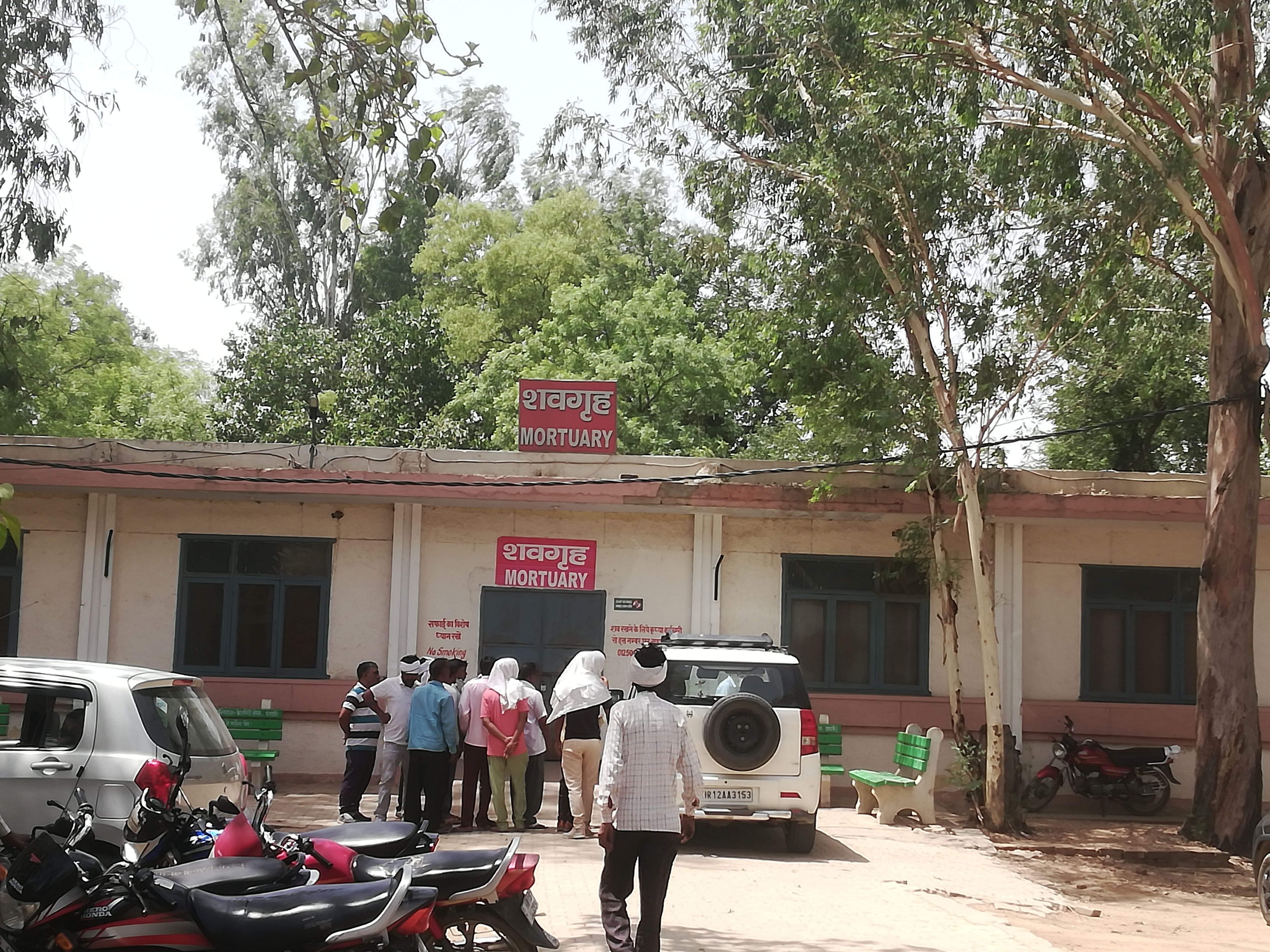 पोस्टमार्टम के बाद शव को ले जाने के लिए शवगृह के बाहर खड़े मृतक के परिजन। पोस्टमार्टम के बाद शव को ले जाने के लिए शवगृह के बाहर खड़े मृतक के परिजन।