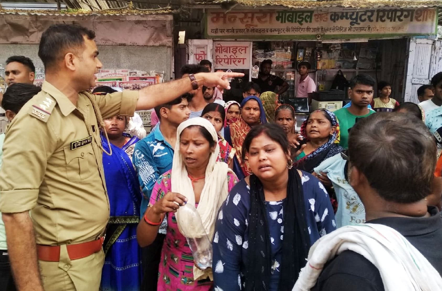 शाहजहांपुर में चौक कोतवाली के गेट पर जाम लगाने वालों से नाराजगी व्यक्त करते इंस्पेक्टर बृजेश सि?