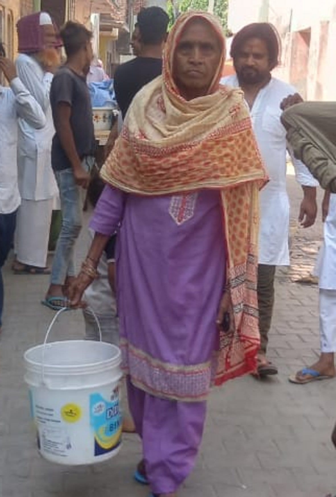 ृद्घ महिलाओं को भी पानी के लिए करनी पड़ रही मशक्कत: बागपत की ईदगाह कालोनी में हैडपंप से पानी भरकर ज