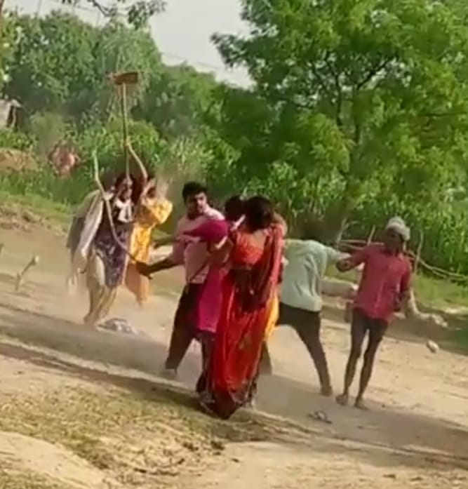 दौड़ा-दौड़ाकर महिला और उसकी बेटियों को पीटते आरोपी। संवाद
