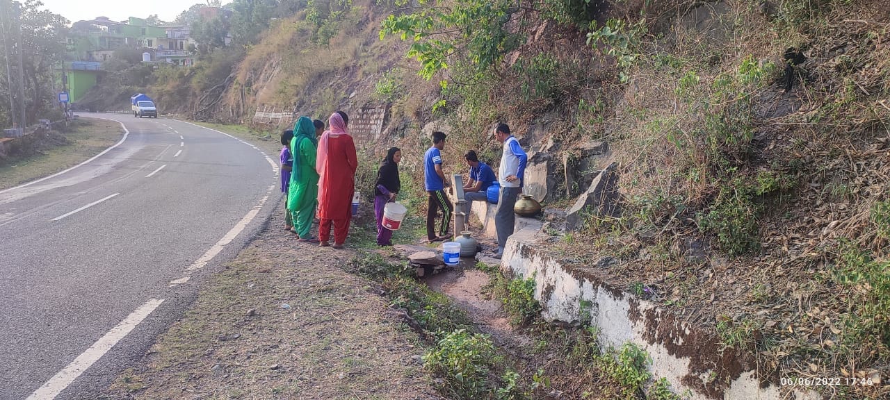 धीरथ गांव में घर से चार सौ मीटर दूर हैंडपंप पर पानी भरते ग्रामीण। संवाद धीरथ गांव में घर से चार सौ मीटर दूर हैंडपंप पर पानी भरते ग्रामीण। संवाद