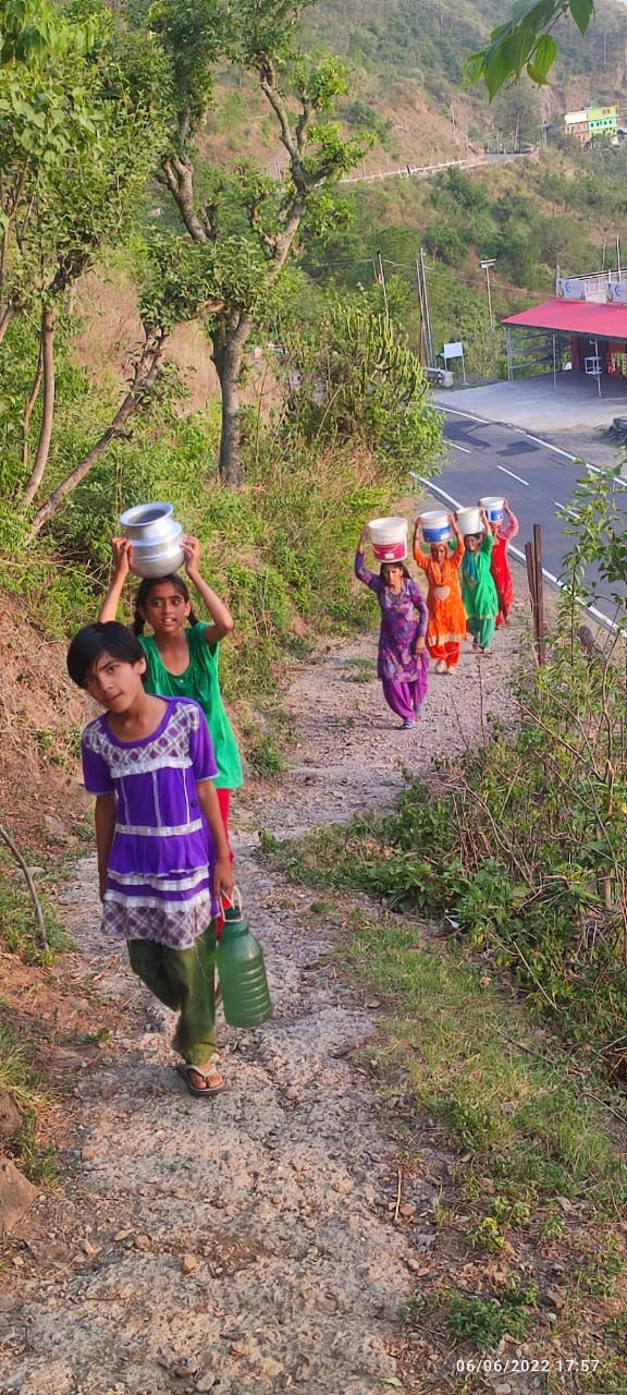 धीरथ गांव में हैंडपंप से पानी भरकर लाते बच्चे और महिलाएं। संवाद धीरथ गांव में हैंडपंप से पानी भरकर लाते बच्चे और महिलाएं। संवाद