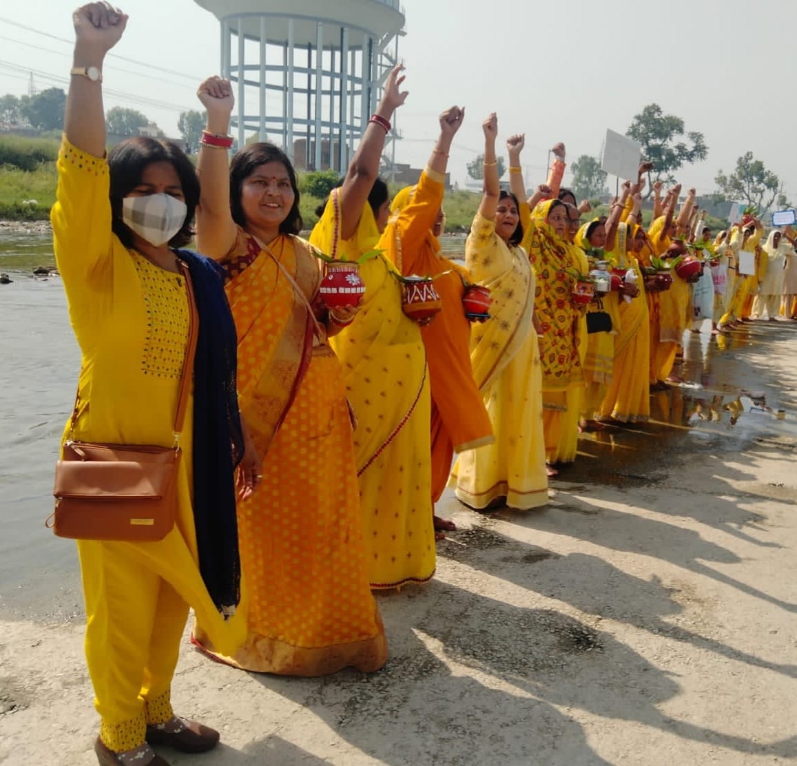 विश्व पर्यावरण दिवस के अवसर पर कृष्णा नदी और यमुना नदी के किनारे कलश यात्रा आंगनबाड़ी महिलाएं विश्व पर्यावरण दिवस के अवसर पर कृष्णा नदी और यमुना नदी के किनारे कलश यात्रा आंगनबाड़ी महिलाएं