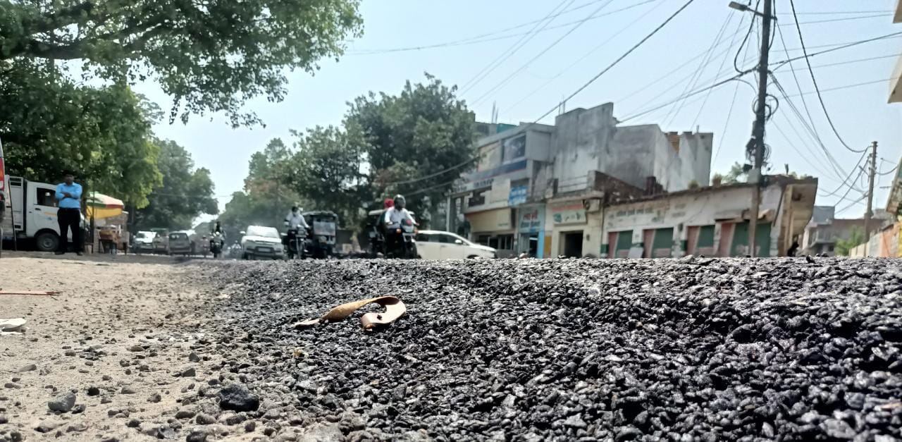 बरेली-टनकपुर हाइवे - मौर्या मार्केट (छतरी चौराहे) के सामने। संवाद बरेली-टनकपुर हाइवे - मौर्या मार्केट (छतरी चौराहे) के सामने। संवाद