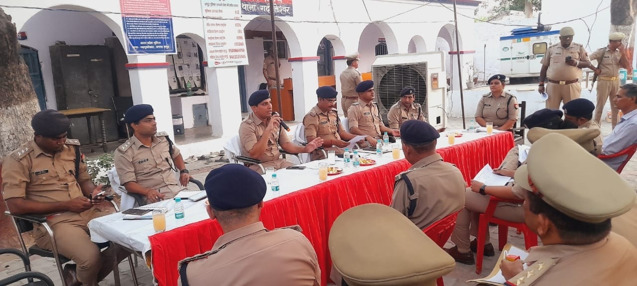 गंगा दशहरा को लेकर गढ़ कोतवाली में पुलिस कर्मियों को निर्देश देते एसपी दीपक भूकर। गंगा दशहरा को लेकर गढ़ कोतवाली में पुलिस कर्मियों को निर्देश देते एसपी दीपक भूकर।