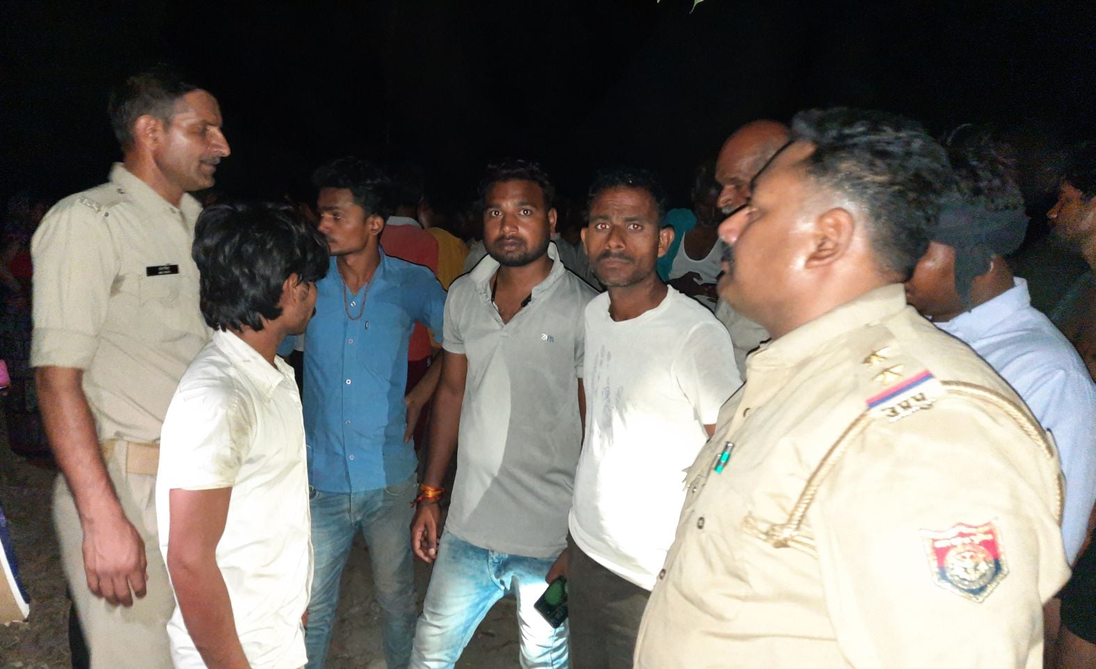 गांव ढमडेरा शव मिलने के बाद पूछताछ करती पुलिस। संवाद