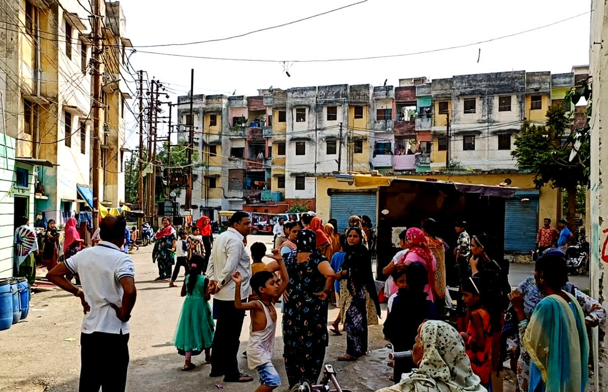 कांशीराम कॉलोनी में अवैध मकानो में रहे रहे लोगो से मकान खाली कराता प्रशासन जमा भीड़ कांशीराम कॉलोनी में अवैध मकानो में रहे रहे लोगो से मकान खाली कराता प्रशासन जमा भीड़