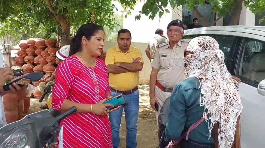 ्कूटी चालक युवती से बातचीत करते महिला थाना प्रभारी मंजू बाला।
