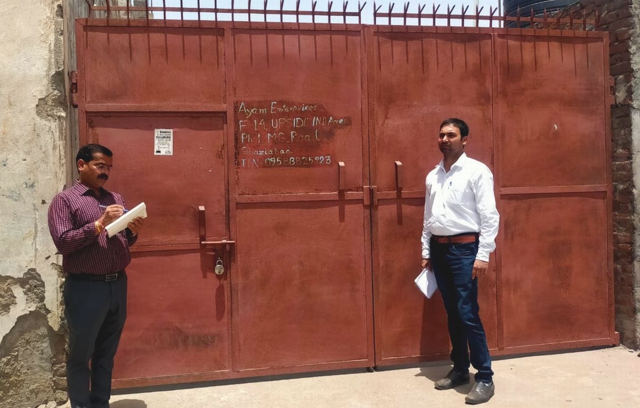 मंगलवार को धौलाना यूपीएसआईडीसी में चैकिंग के दौरान बंद पड़ी फैक्ट्री   । संवाद