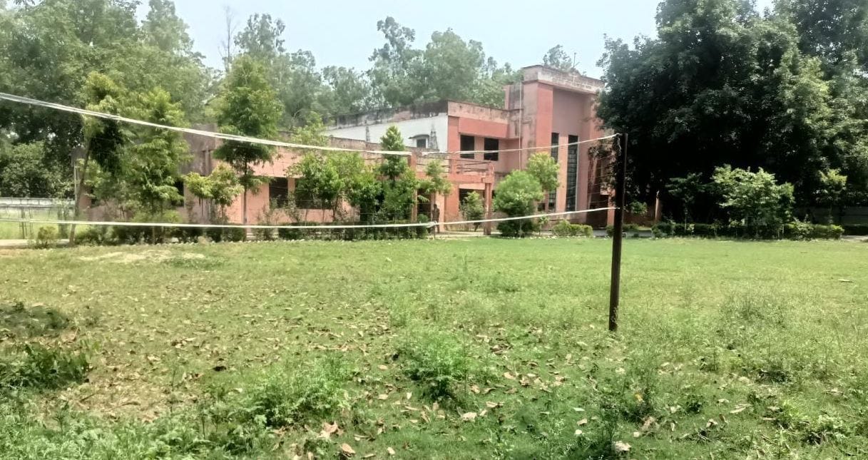 अवंती बाई बालिका विद्यालय के खेल के मैदान में उगीं झाड़ियां। संवाद अवंती बाई बालिका विद्यालय के खेल के मैदान में उगीं झाड़ियां। संवाद