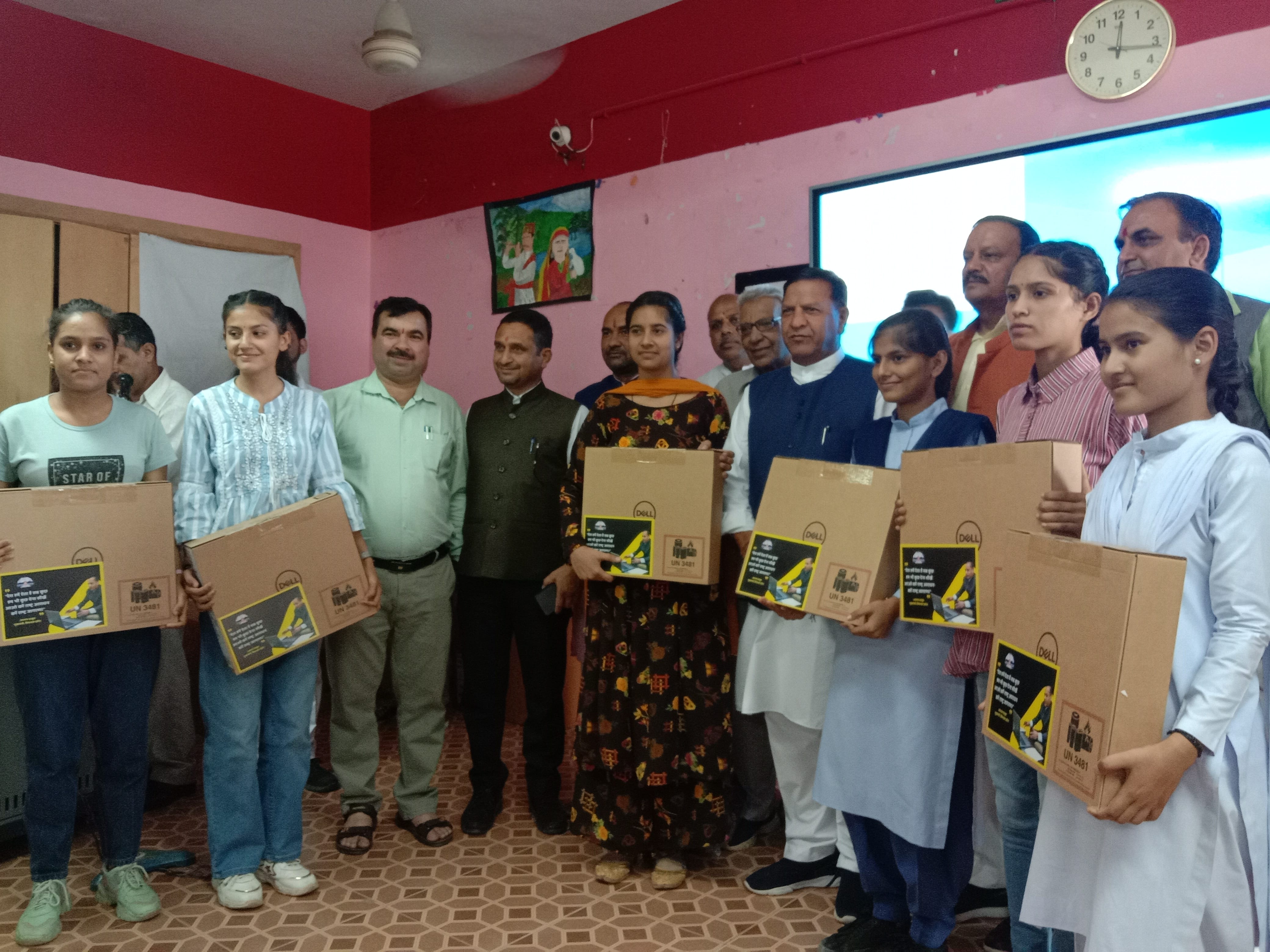 डाइट नाहन में लैपटॉप प्राप्त करने के बाद मुख्य अतिथि डा. राजीव बिंदल के साथ मौजूद मेधावी। संवाद